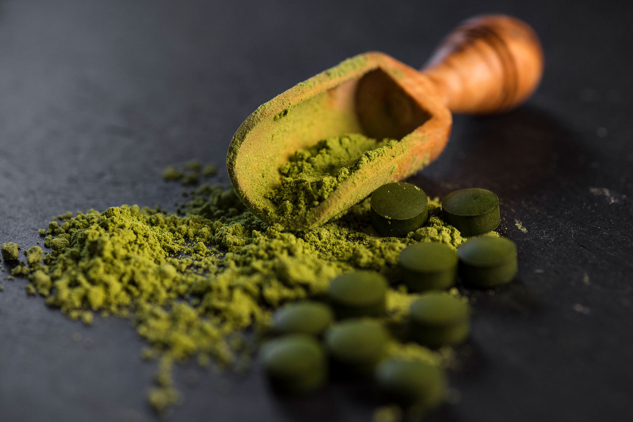 Chlorella-Algen in Pulver und Pastillenform