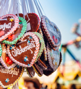 Lebkuchenherzen mit der Aufschrift Oktoberfest, bunt verziert mit Zuckerguss.