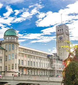 Fassade des Deutschen Museums in München, mit dem Haupteingang und dem markanten Turm