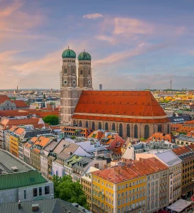 Frauenkirche in München mit ihren markanten Zwiebeltürmen bei strahlend blauem Himmel.