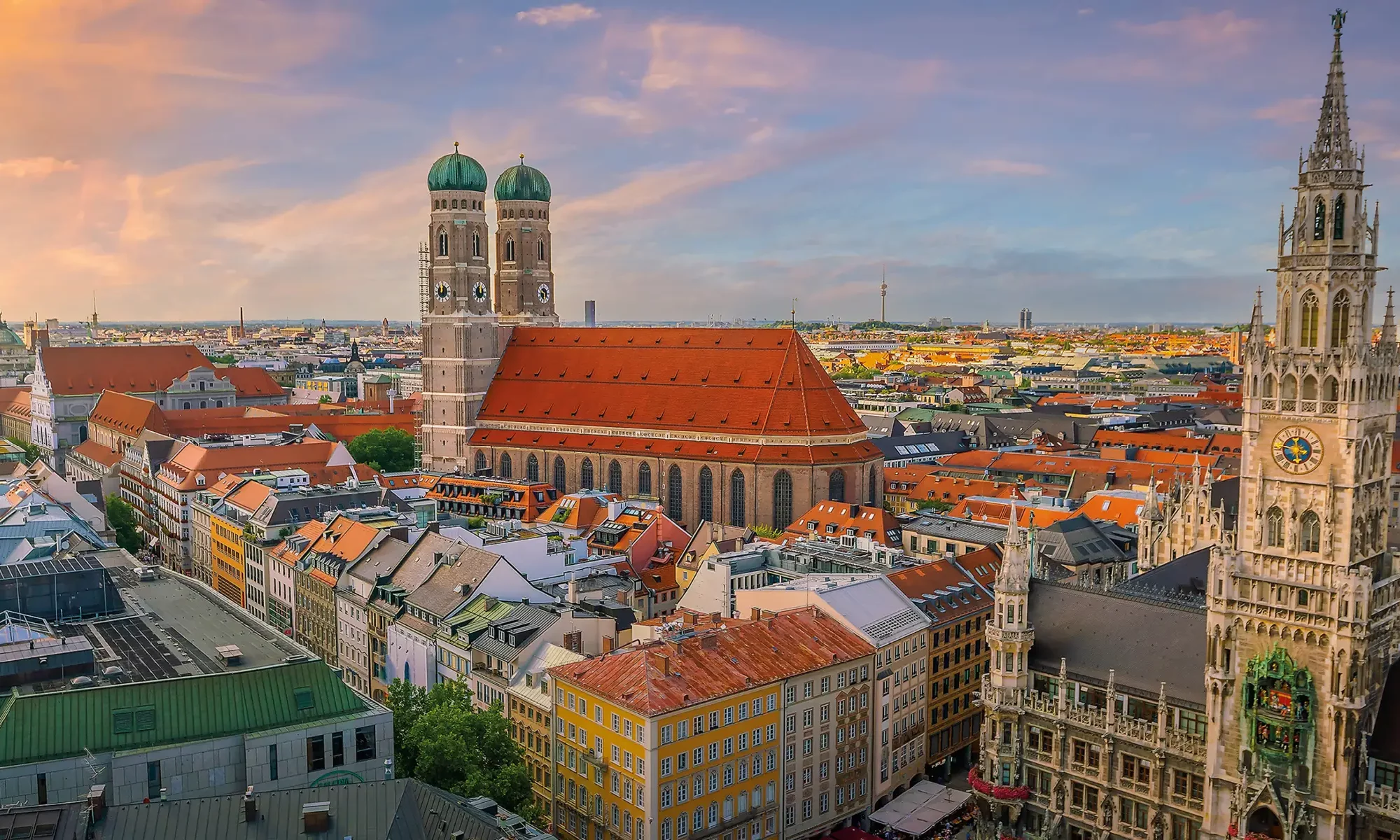 Marienplatz in München mit dem Neuen Rathaus und der Frauenkirche