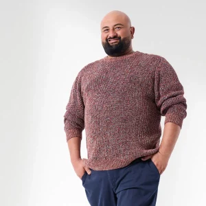 Mann in rotem Strickpullover und dunkelblauer Stoffhose, eleganter Look für kräftige Männer