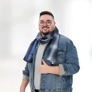 Mann mit offener Jeansjacke und grauem Shirt, ergänzt durch einen blau karierten Schal