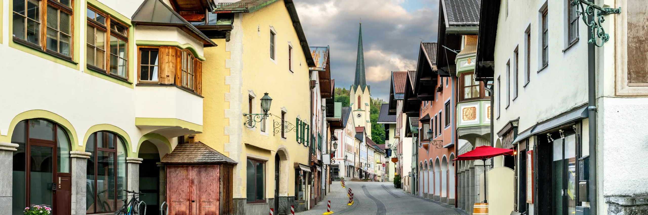 Bunte Häuserreihen in den Straßen von Garmisch-Partenkirchen, typisch für die bayrische Architektur.