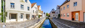 Die Moosach fließt durch die Altstadt von Freising, gesäumt von historischen Häusern.