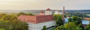 Blick auf den Weihenstephaner Berg mit der Bayerischen Staatsbrauerei Weihenstephan.