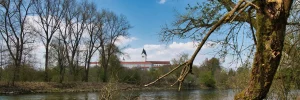 Panoramablick von der Isar hinauf zum Domberg mit dem Mariendom in Freising.