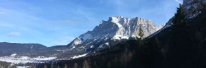 Winterliche Aussicht auf die Rückseite der Zugspitze mit schneebedeckten Bergen und einem Gletscher.