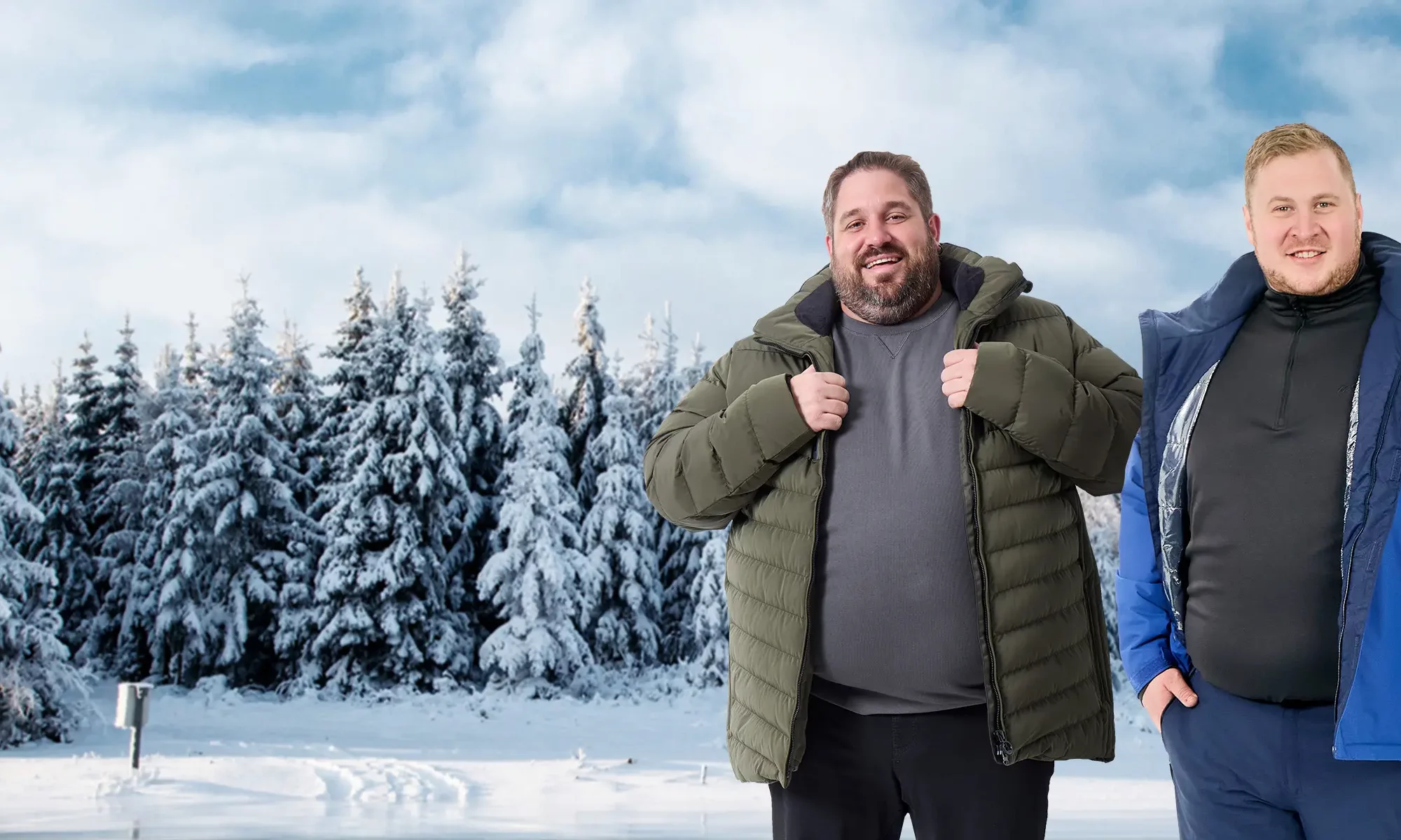 Zwei Männer mit Übergröße in warmen Winterjacken stehen vor einem verschneiten Wald. Der Boden ist mit Schnee bedeckt.