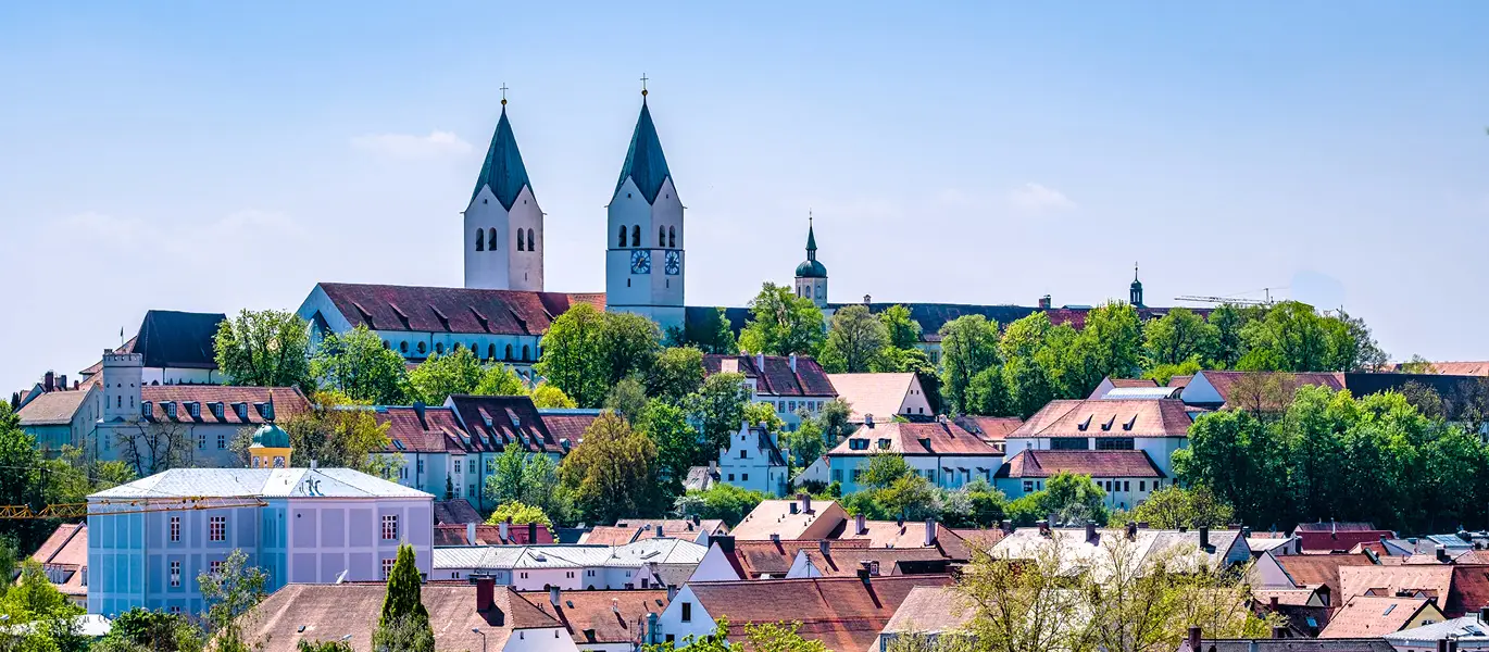 Panorama-Blick über die Dächer von Freising mit direktem Blick auf den Mariendom.